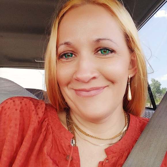 Meet your Posher, #luxlesley - Picture 2 of 3